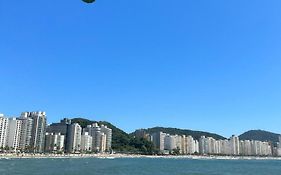 Apto com piscinas, sacada Gourmet, 2 gar, 50 mts da praia